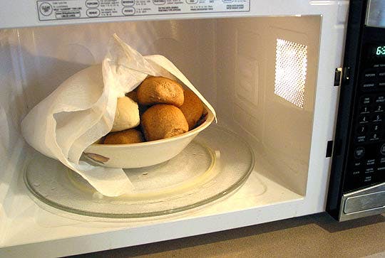 Hack #60: Reheat bread correctly in the microwave
