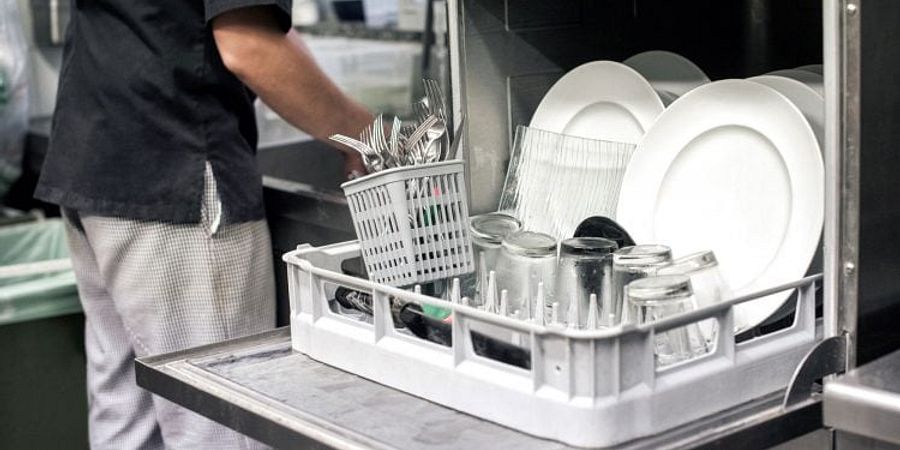 5 Features to Look for When Buying a Commercial Dishwasher