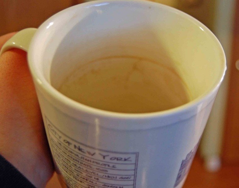 Hack #92: Remove coffee stains from mugs with baking soda