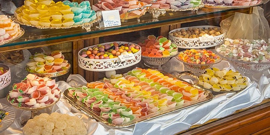 Display Cases: The Best Way to Display All of Your Food Creations