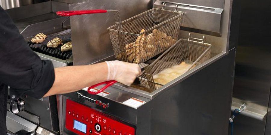 https://cdn2.gofoodservice.com/cms/what-size-commercial-fryer-does-your-kitchen-need.57aff54c.jpg