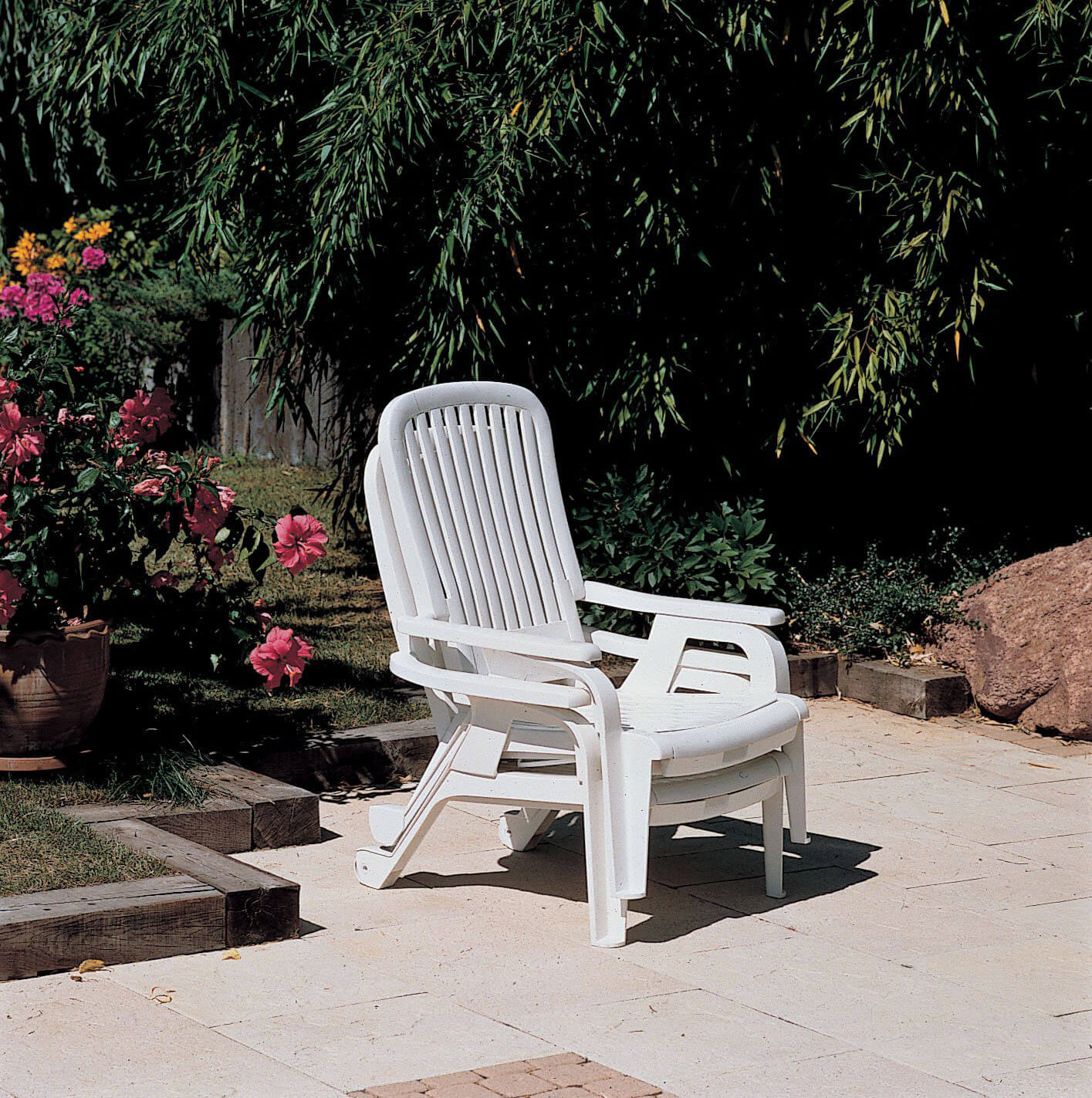 フランス製 Grosfillex サマーベッド　激レア！ Grosfillex US658004, Bahia Stacking Resin Deck Chair w/ Built-In